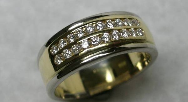 Two tone diamond wedding ring