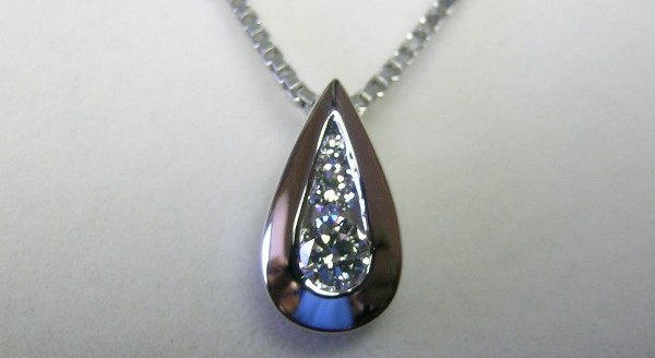 White gold diamond pendant