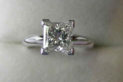 Shimmering solitaire princess cut diamond engagement ring