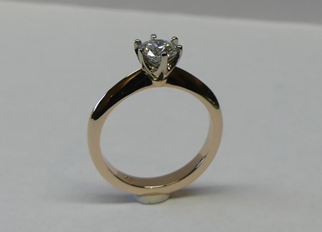 Solitaire round brilliant cut diamond and rose gold engagement ring